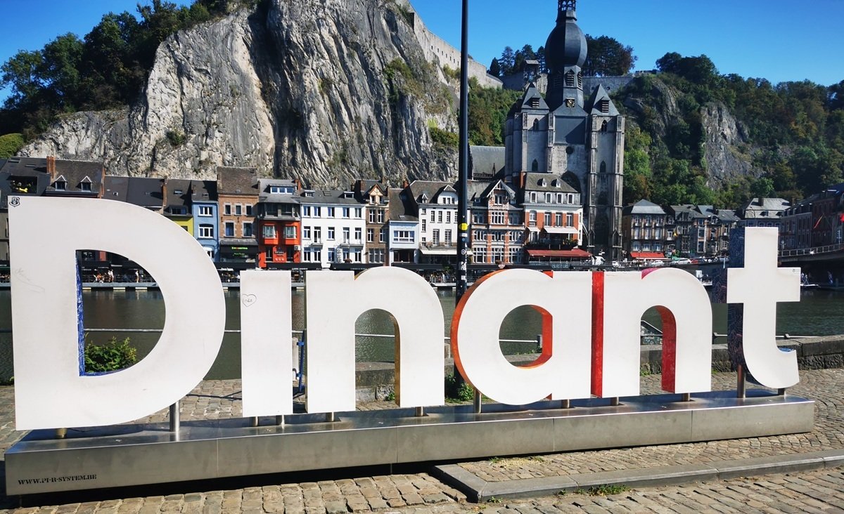 Large lettering spelling the word Dinant