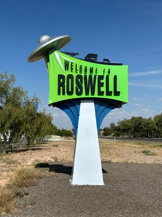 A green sign with a flying saucer. Welcome to Roswell.